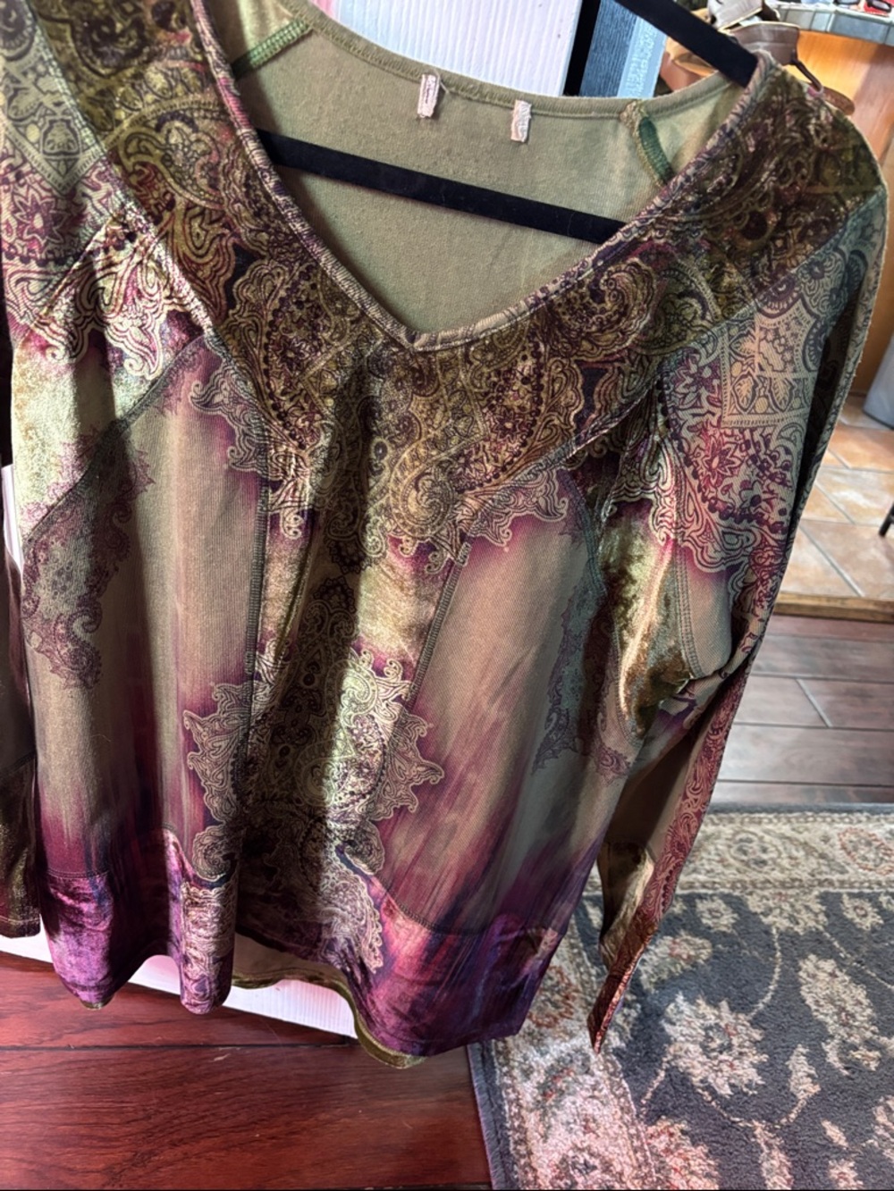 Women's V-Neck Long Sleeve Printed Top - Olive & Plum